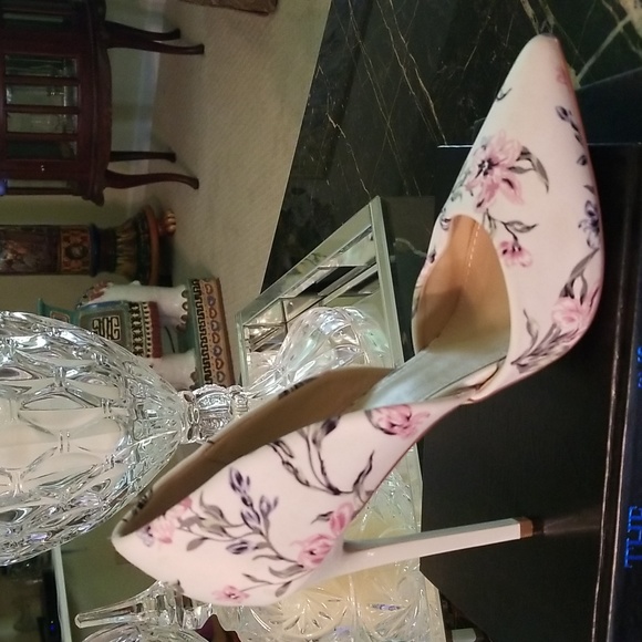 Women's High Heels - Picture 2 of 5